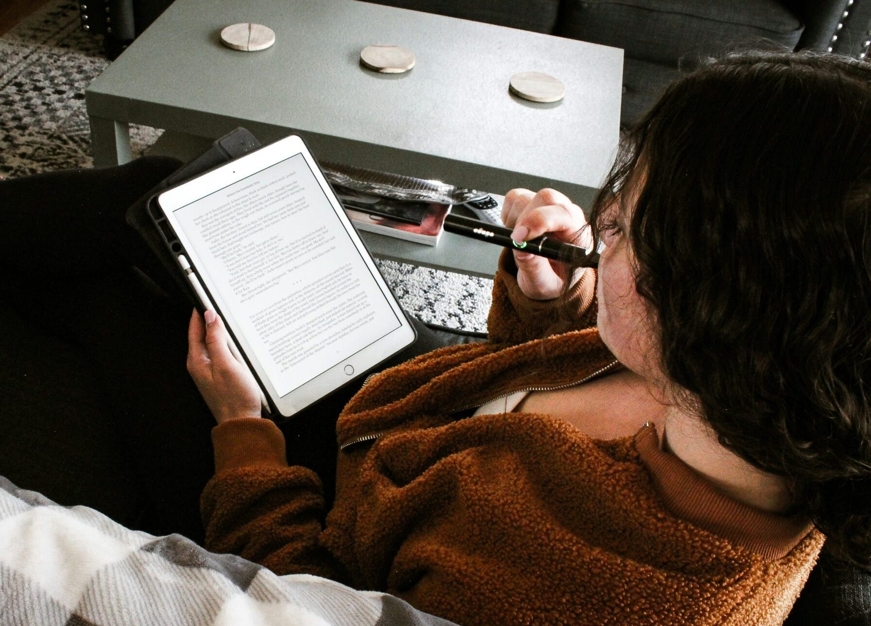 woman vaping and reading ebook